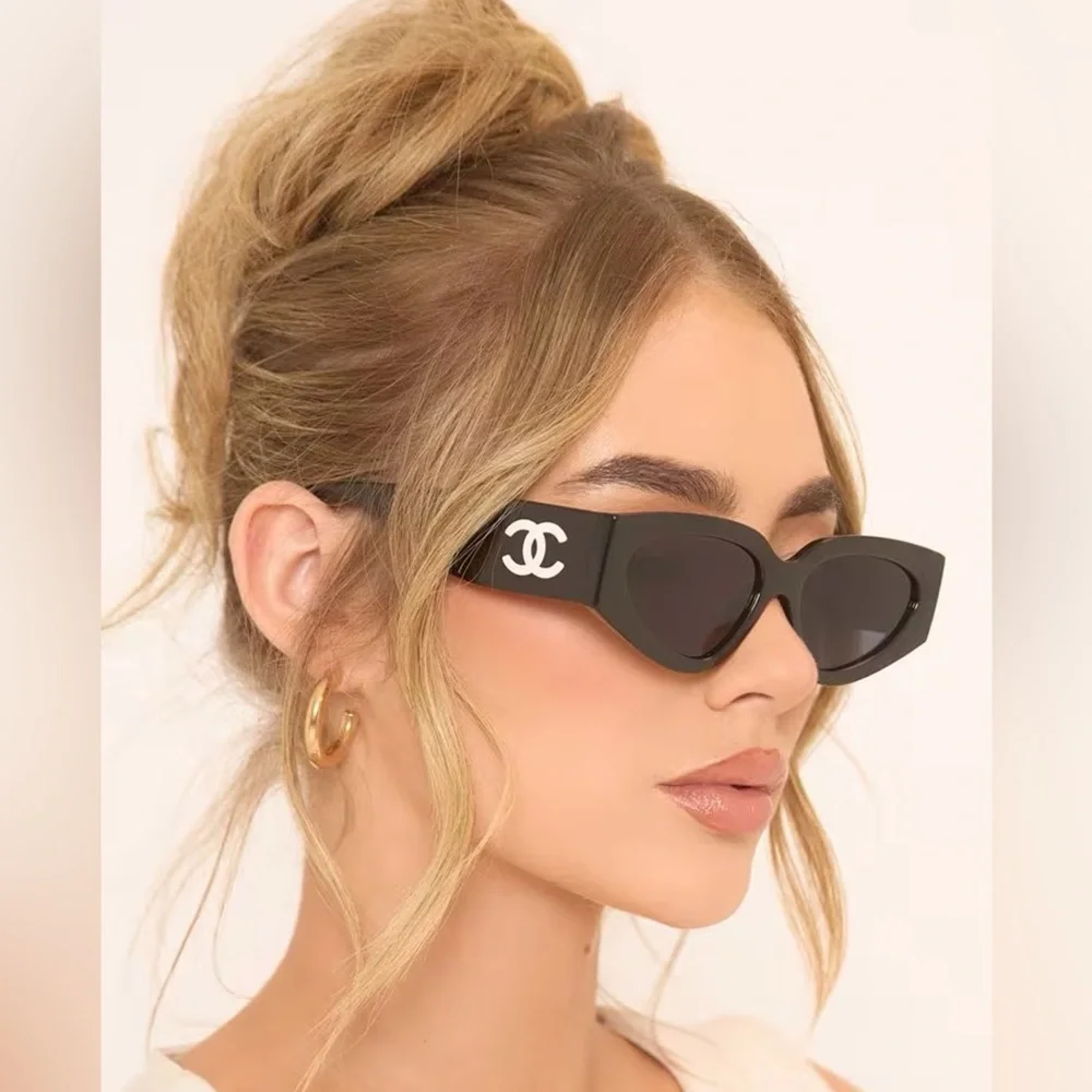 CC Logo Detail Chunky Frame Sunglasses In Black - Picture 1 of 2